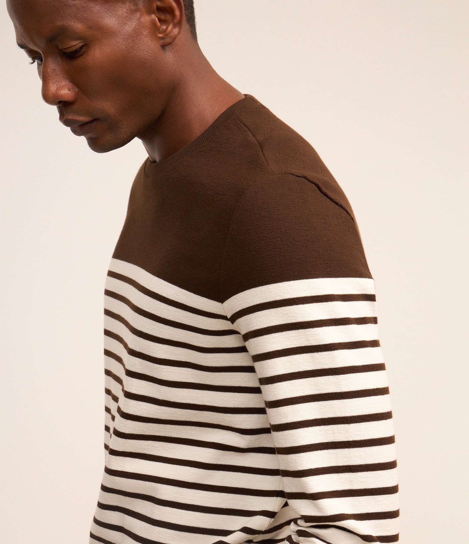 Camiseta em Algodão com Estampa Listrada e Bloco de Cores Marrom/Branco 4