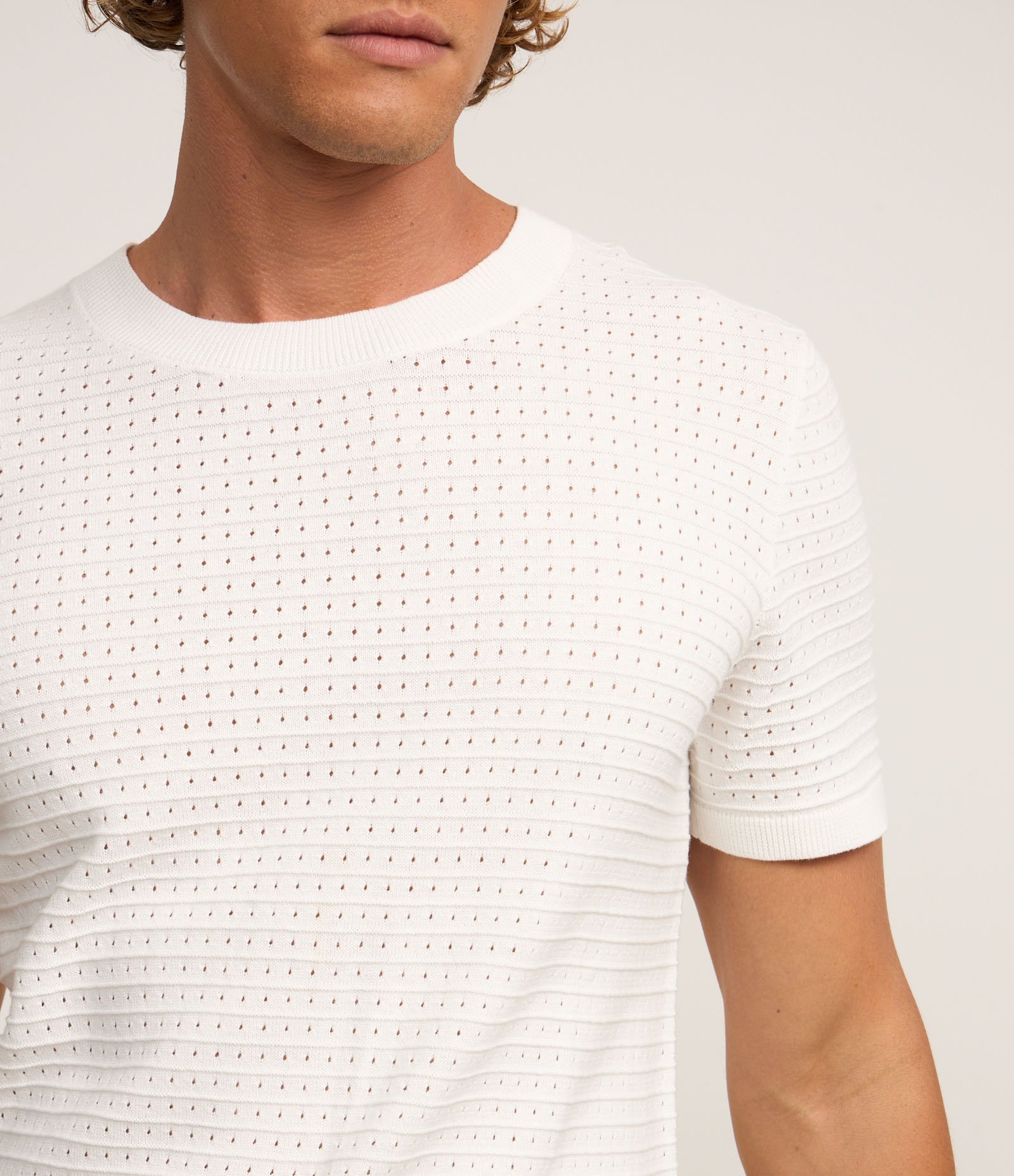 Camiseta Regular em Algodão com Textura em Furinhos Branco 4