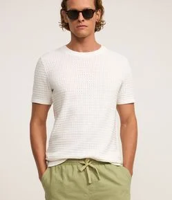 Camiseta Regular em Algodão com Textura em Furinhos
