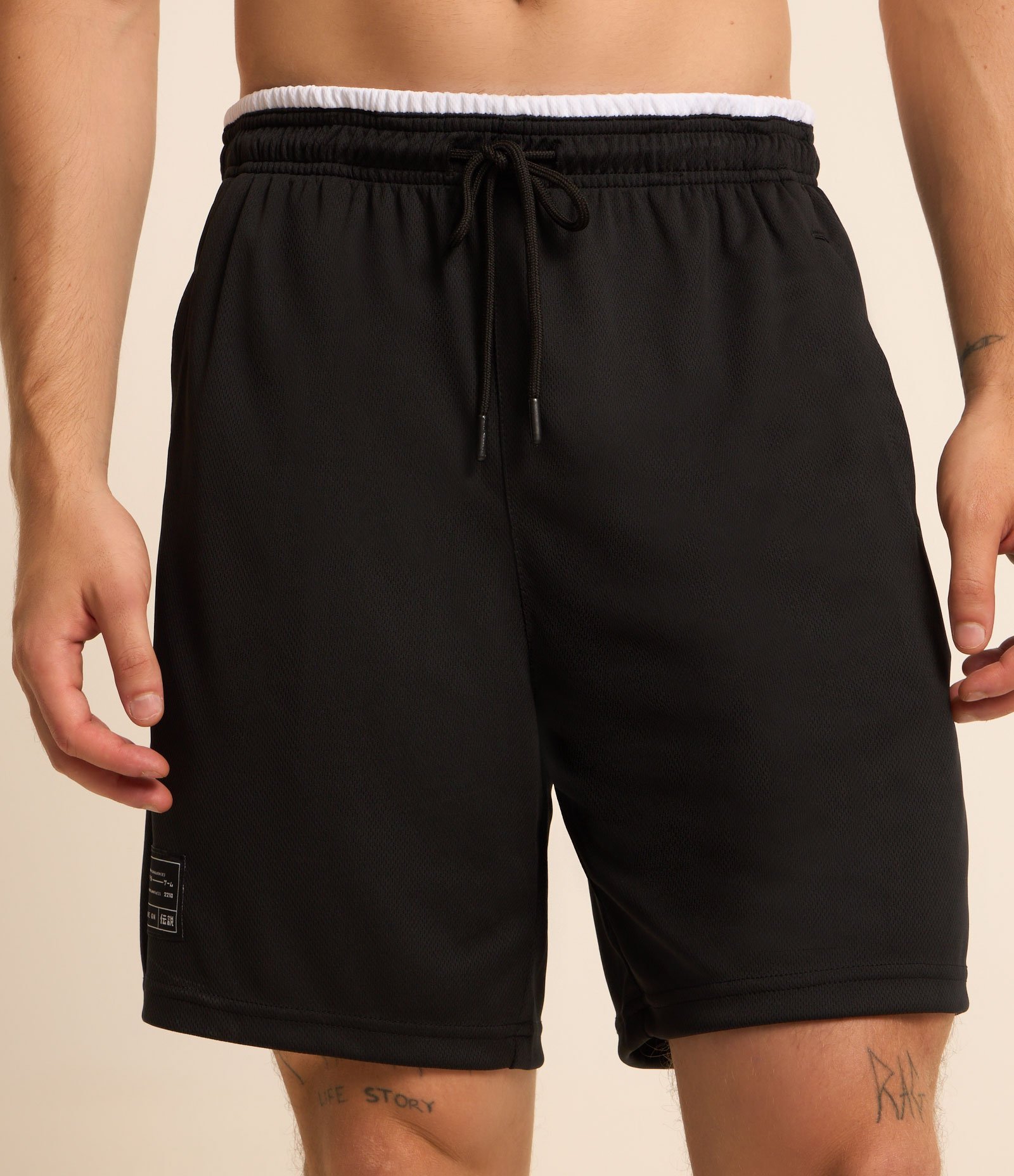 Bermuda Esportiva de Basquete em Microfibra Sem Costura Lateral Preto 2