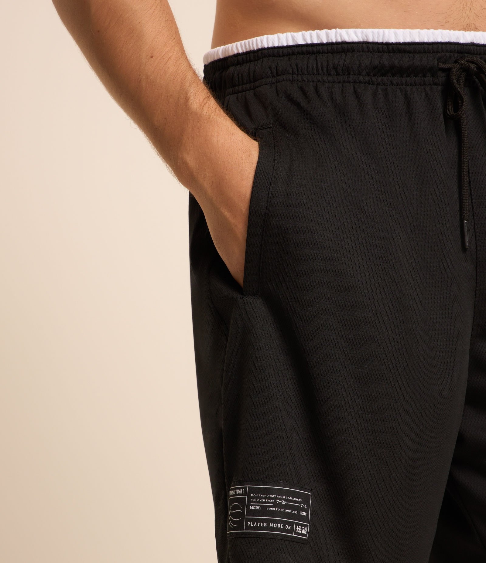 Bermuda Esportiva de Basquete em Microfibra Sem Costura Lateral Preto 4