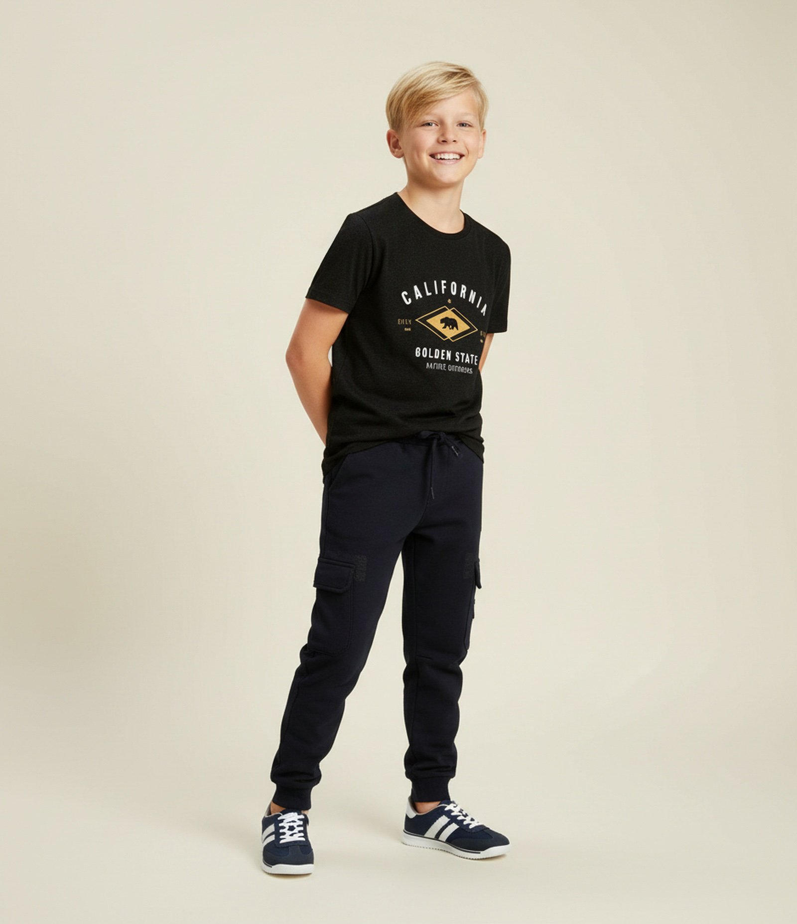 Calça Infantil em Moletom com Bolsos Cargo - Tam 5 a 14 Anos Preto 1