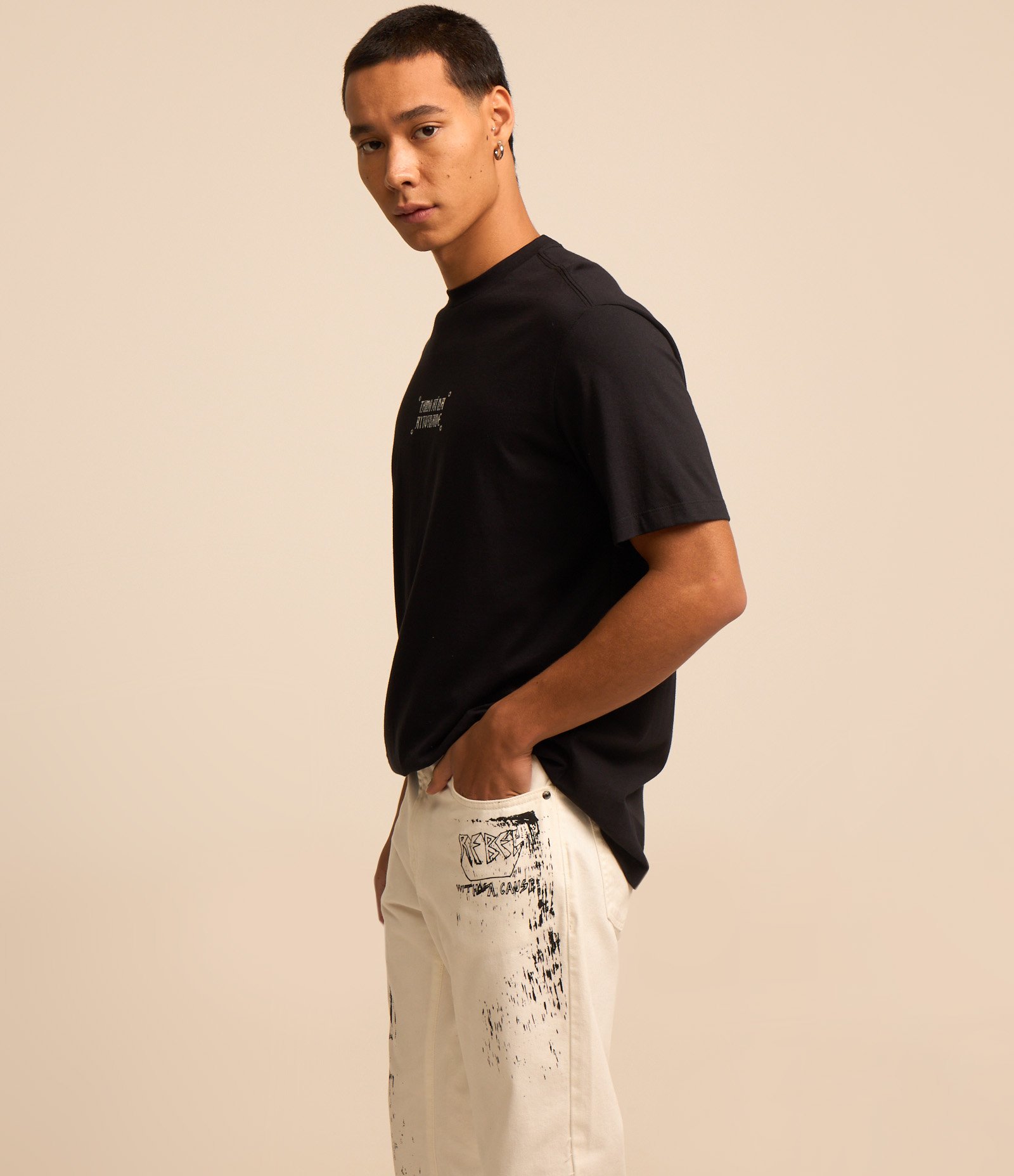 Calça Slin em Sarja com Estampa Lettering Branco 2