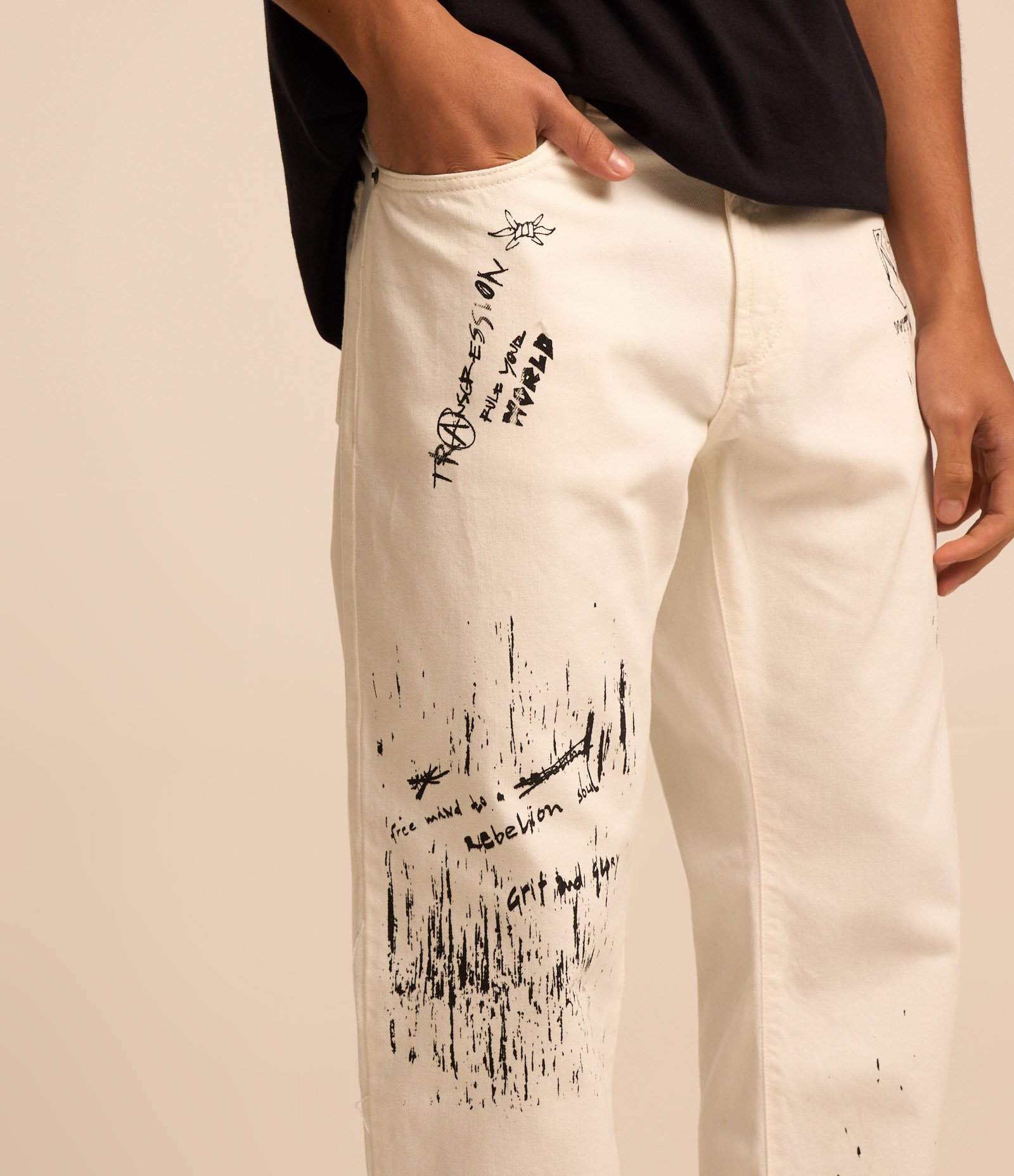 Calça Slin em Sarja com Estampa Lettering Branco 4