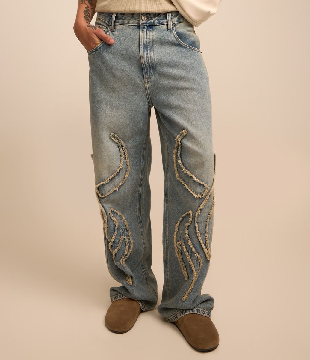 Calça Baggy em Jeans com Bordado Tribal Jeans Médio