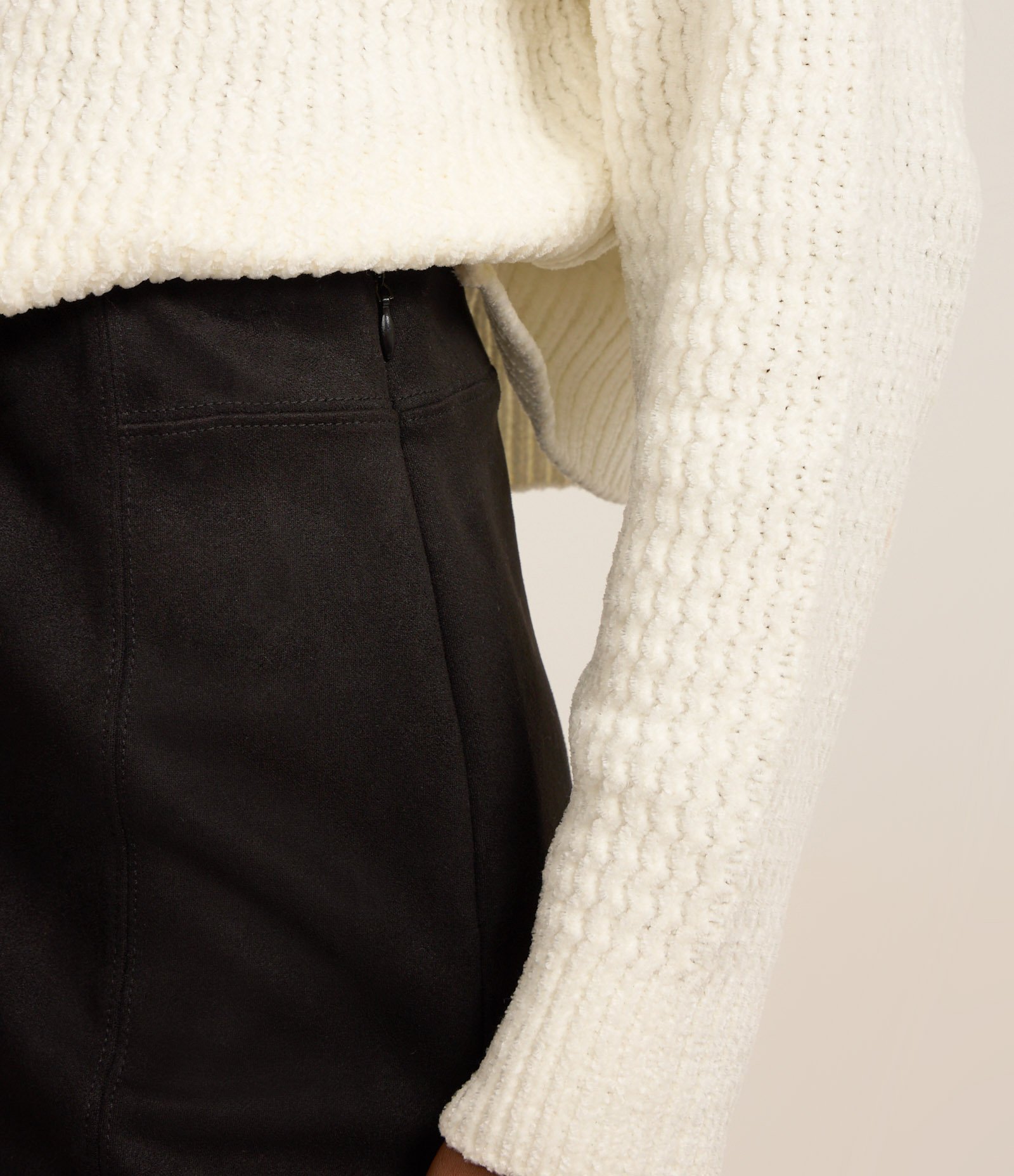 Calça Legging em Suedine e Zíper Lateral Preto 4