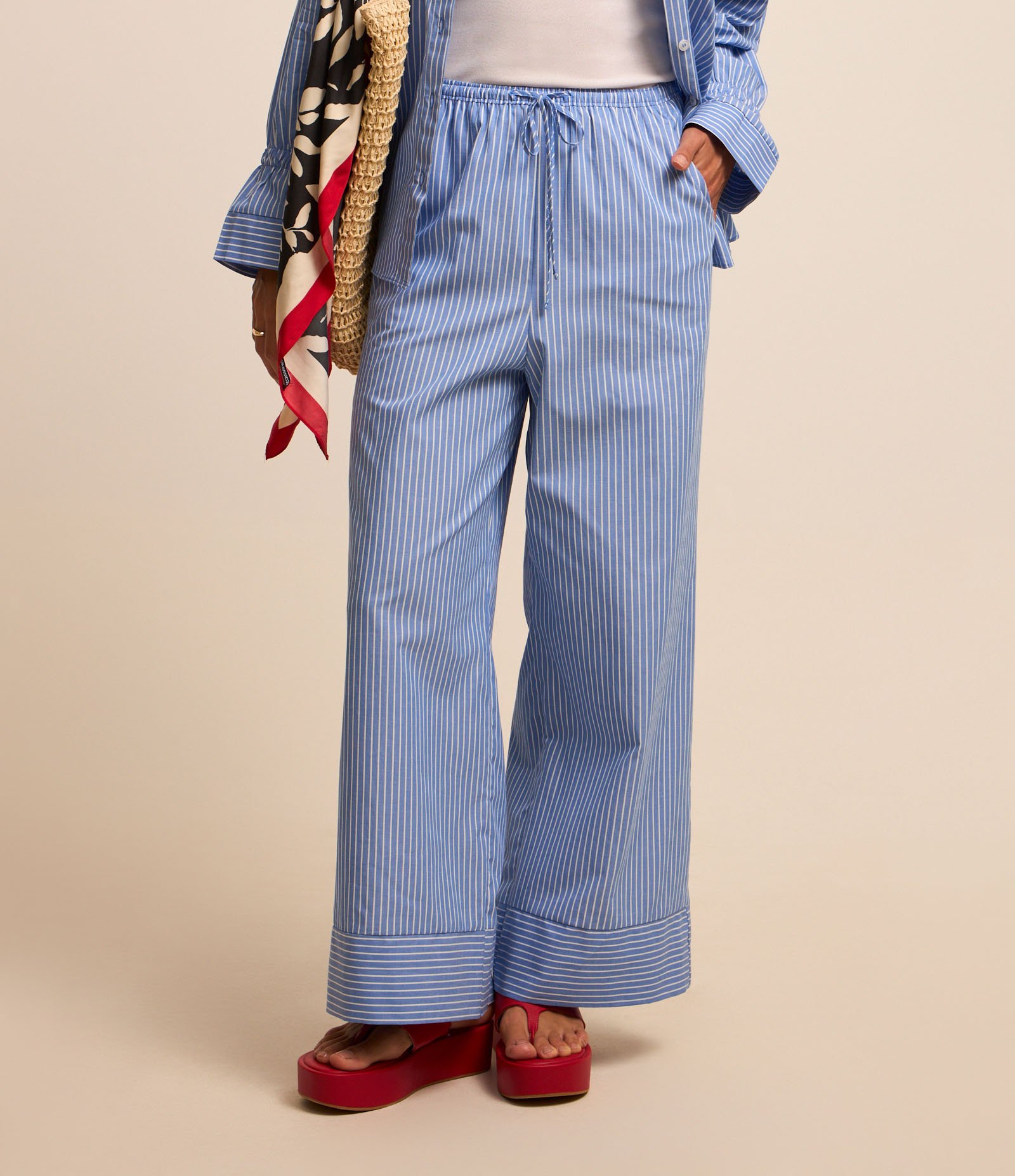 Calça Wide Leg em Tricoline Listrado com Barra Larga Azul 3