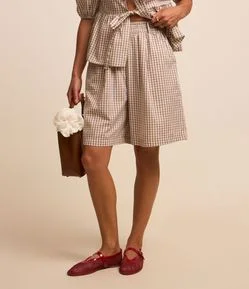 Bermuda em Tricoline Xadrez Vichy com Pregas e Cós Elástico
