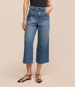 Calça Pantacourt em Jeans Destroyed com Barra Cortada