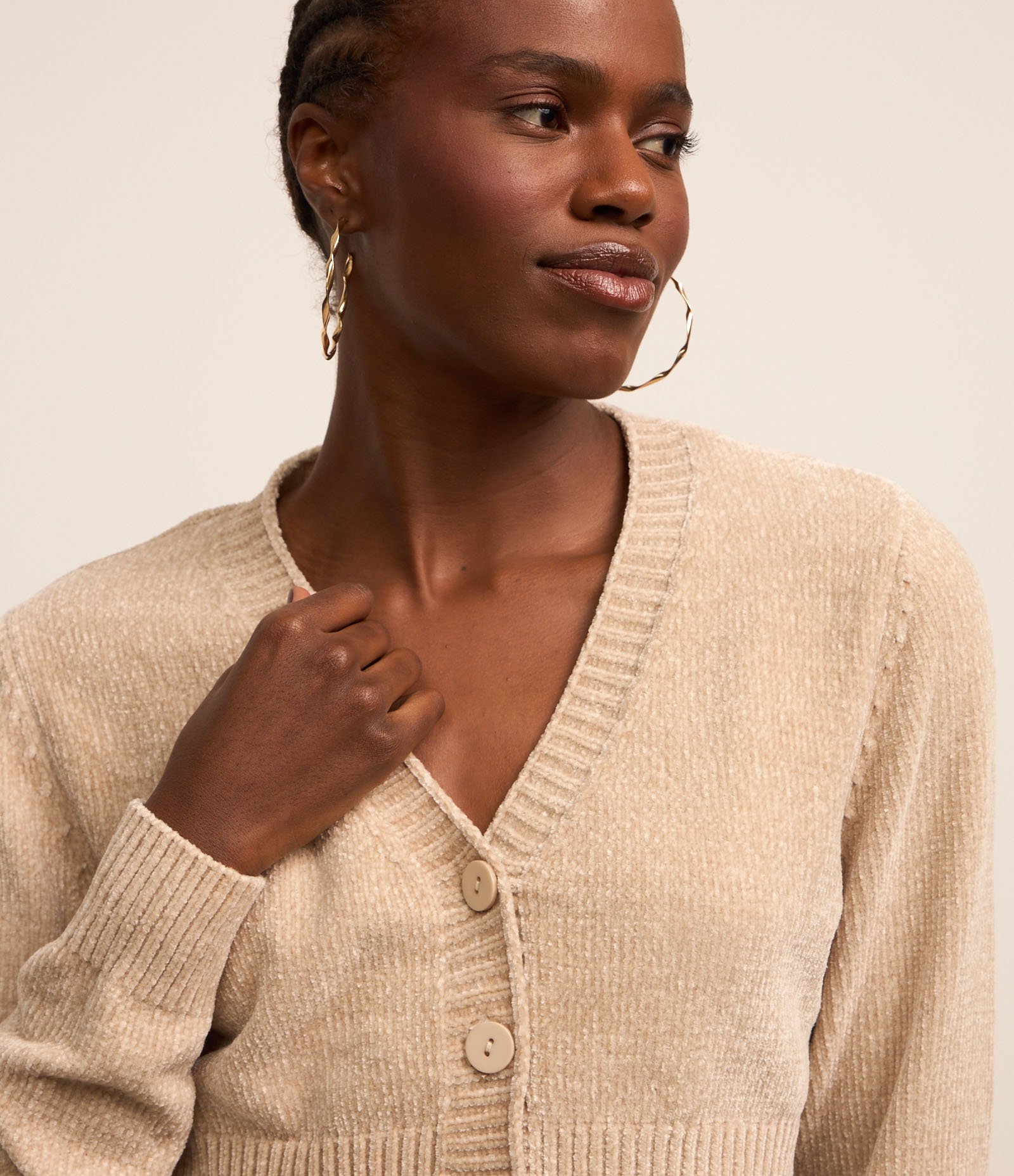 Cardigan Cropped em Chenille com Botões Bege 3