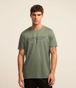 Camiseta Regular Esportiva em Tecnologia Dry com 
Print e Recortes
