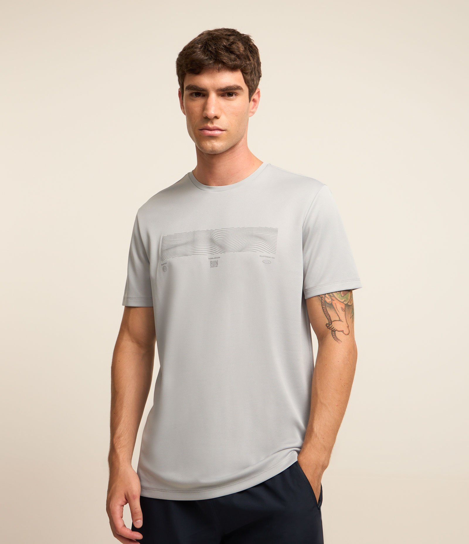 Camiseta Regular Esportiva em Tecnologia Dry com 
Print e Recortes Cinza 1