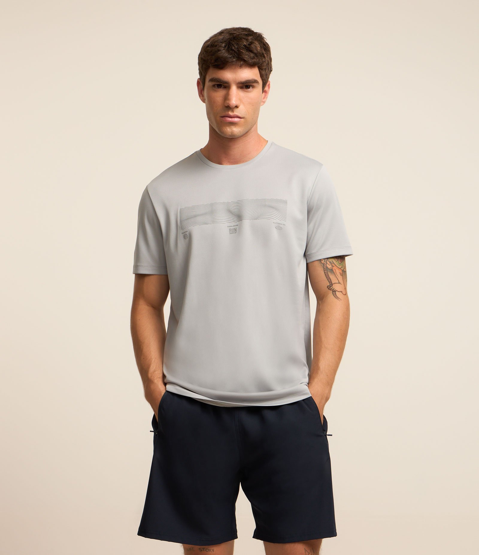 Camiseta Regular Esportiva em Tecnologia Dry com 
Print e Recortes Cinza 2