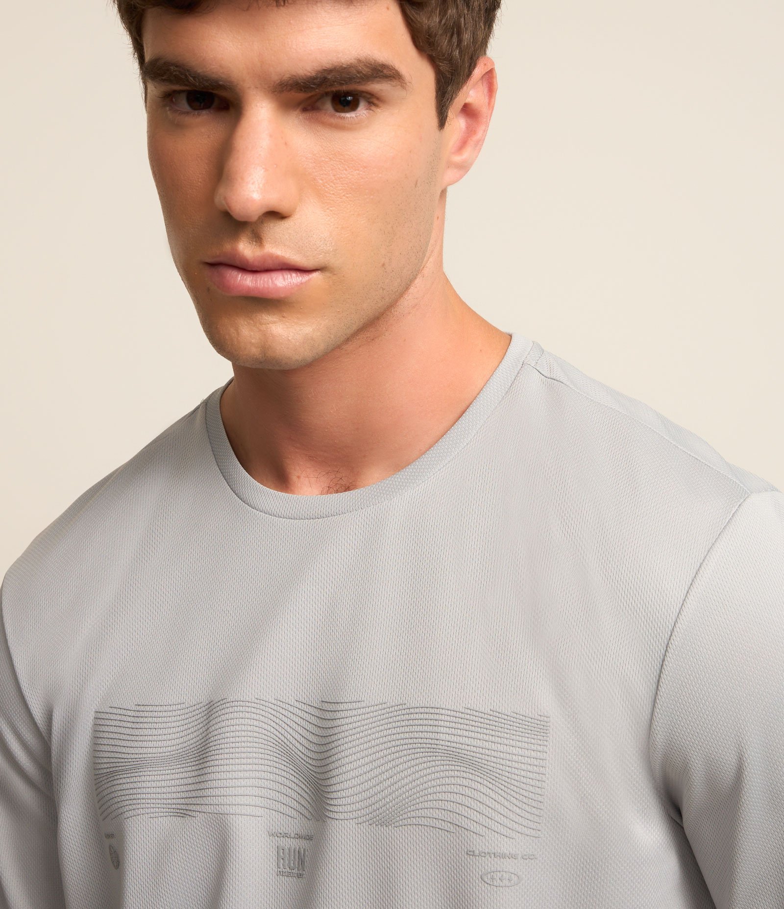 Camiseta Regular Esportiva em Tecnologia Dry com 
Print e Recortes Cinza 3