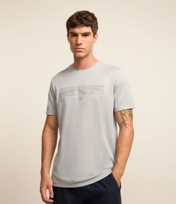 Camiseta Regular Esportiva em Tecnologia Dry com 
Print e Recortes