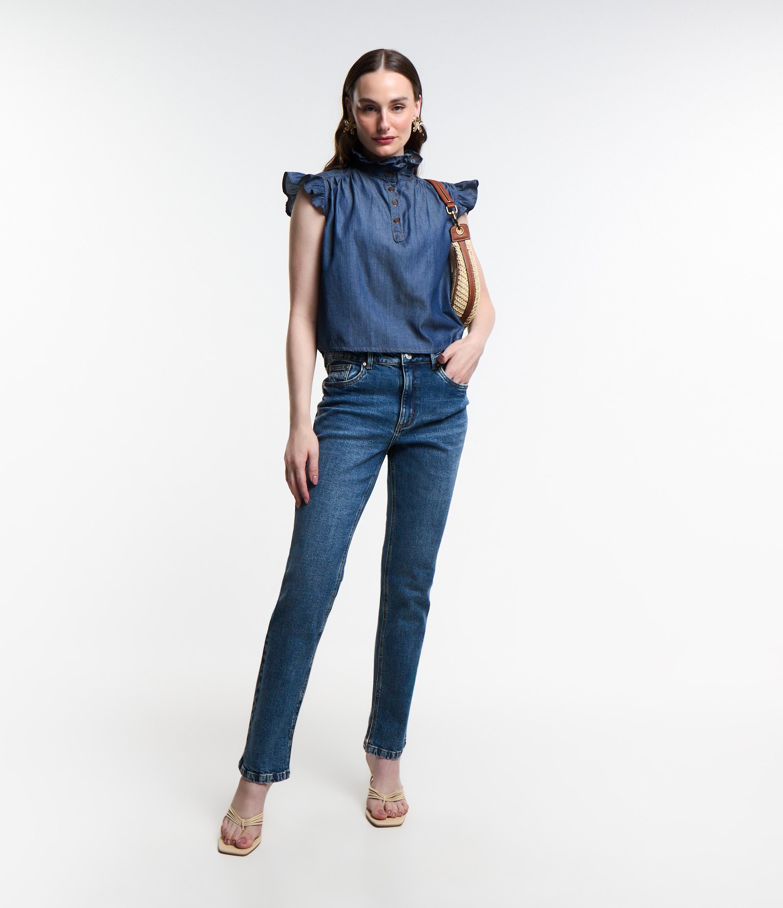 Blusa Jeans Destroyer com Frufru e Babado na Cava Azul 2