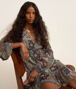 Vestido Amplo em Chiffon com Estampa Paisley Moderno