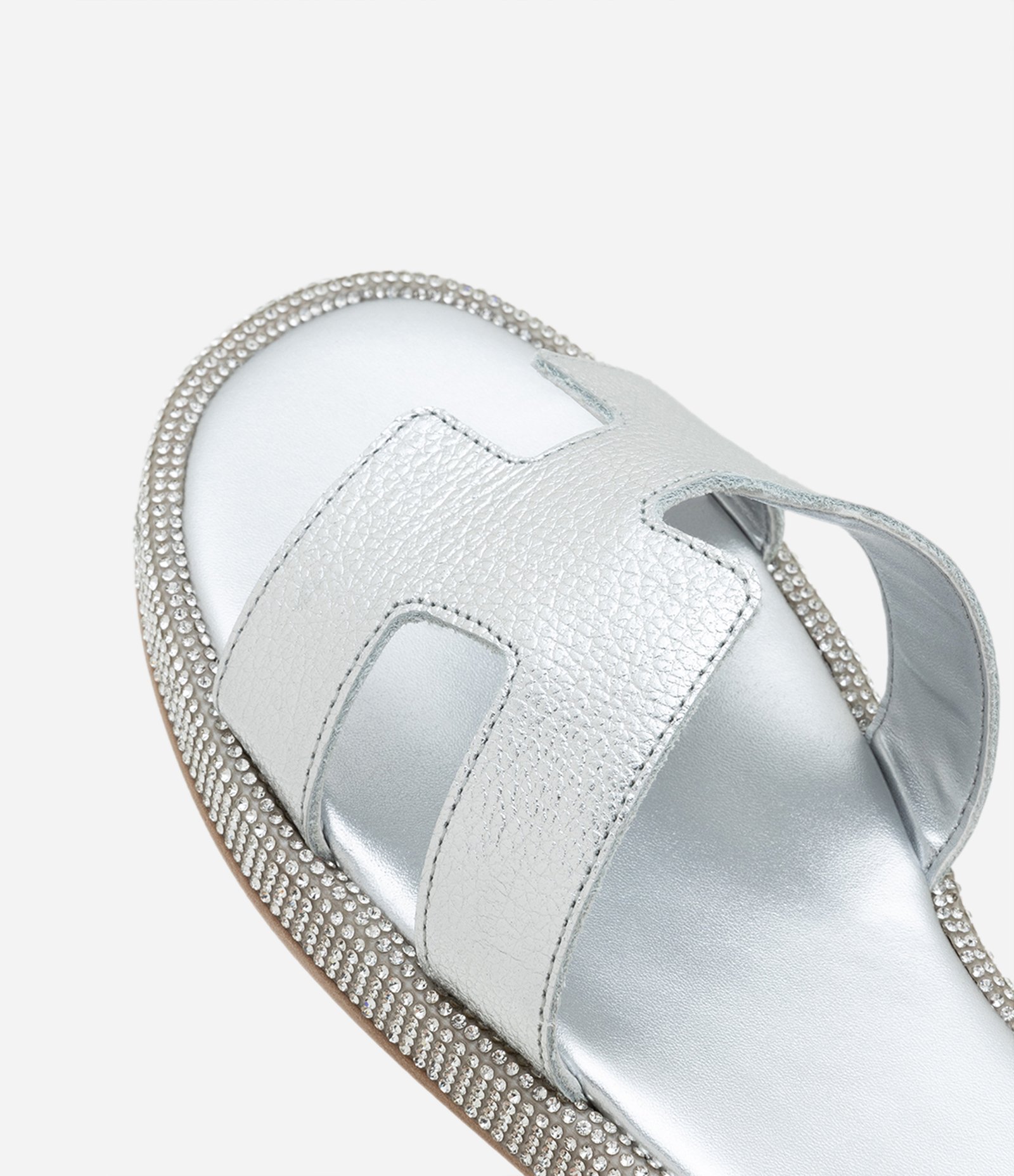 Sandália Rasteira em PU com Cabedal em H e Strass no Salto Prata 4