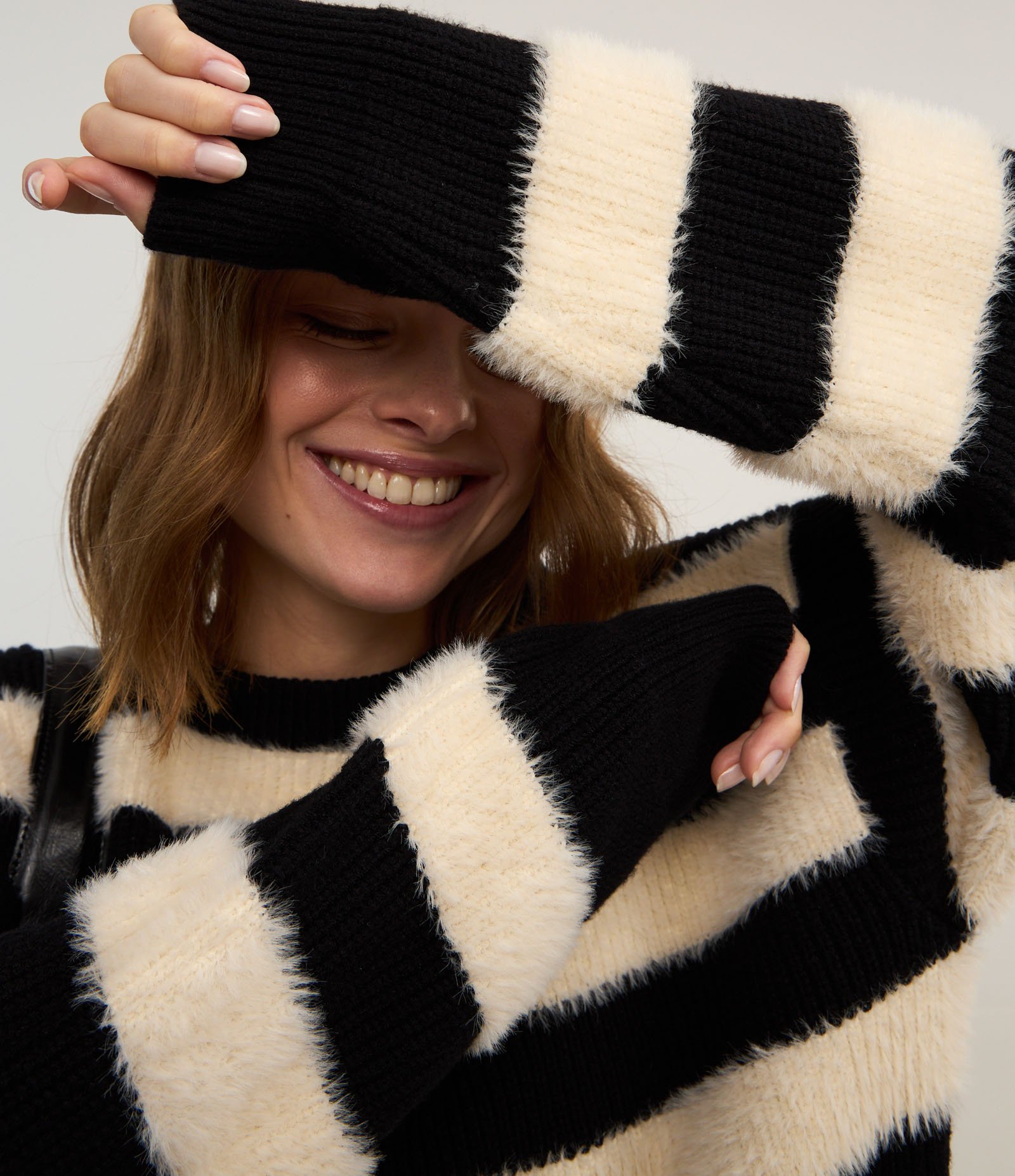 Blusão em Tricô com Listras e Pelinho Preto 3