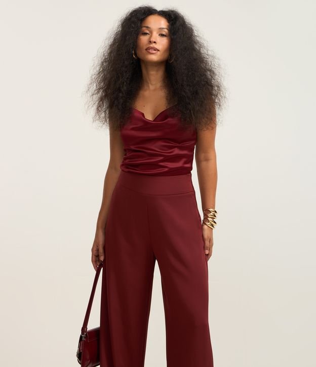 Calça Pantalona em Crepe com Pences