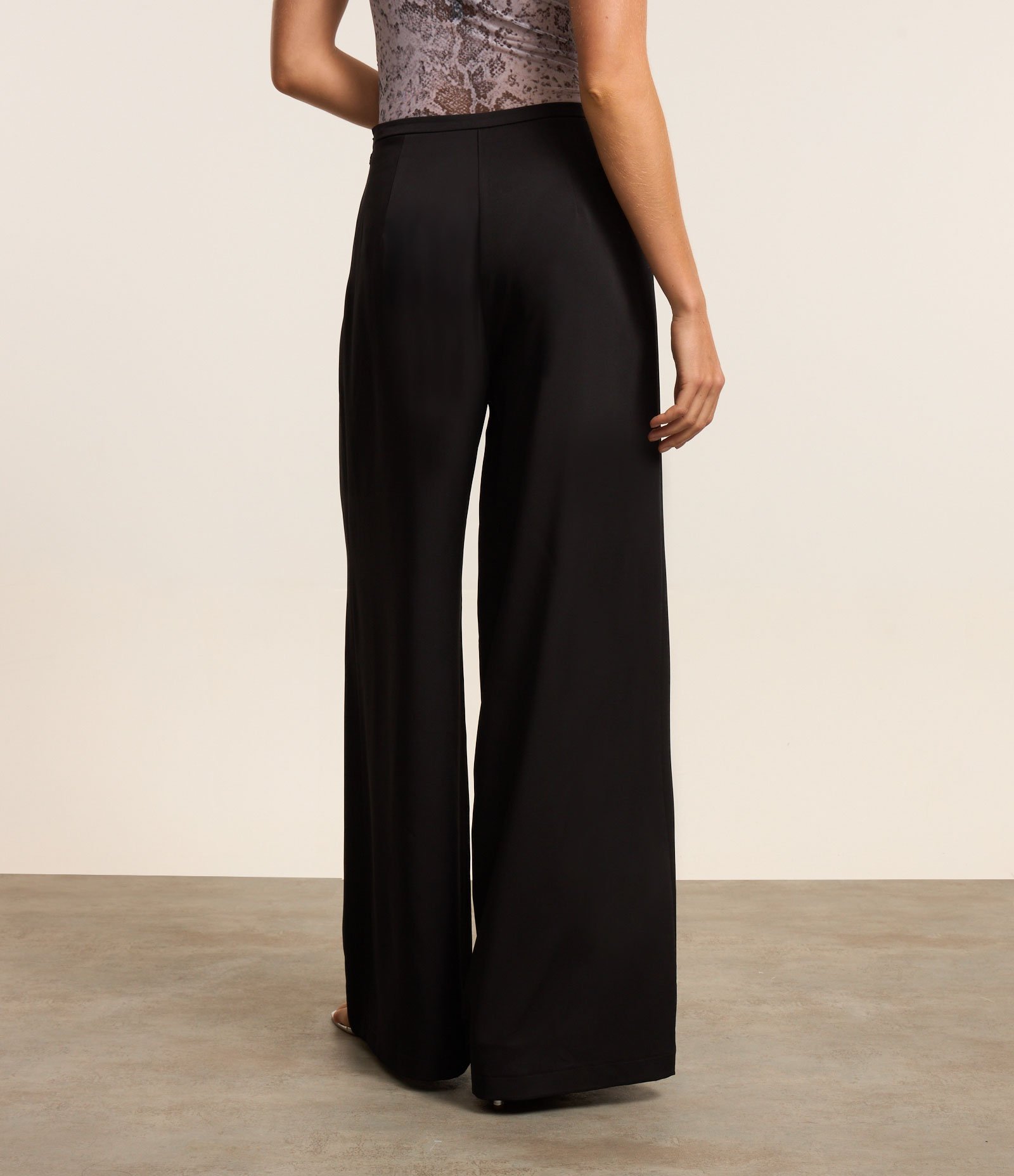 Calça Pantalona em Crepe com Friso Frontal Preto 3