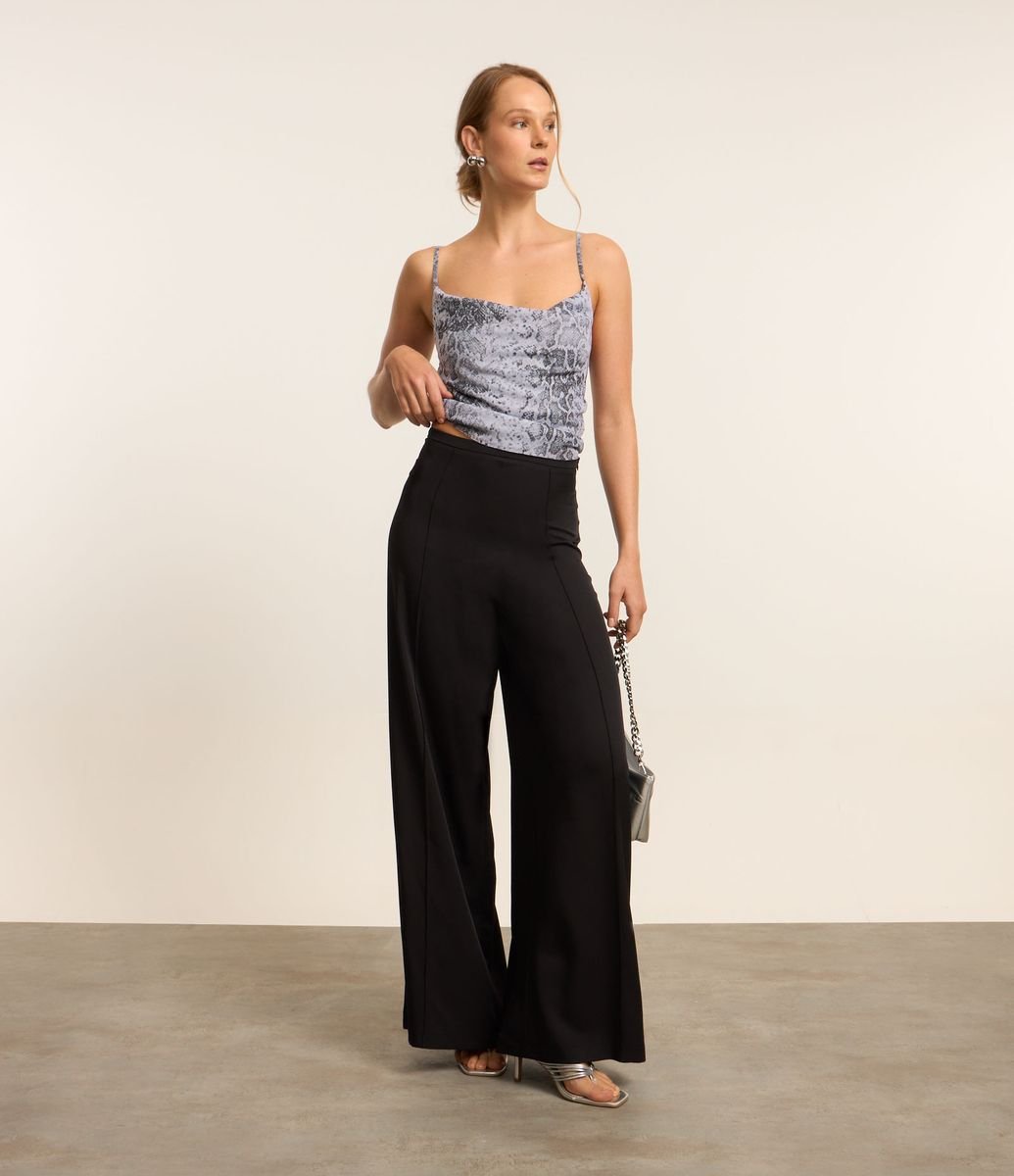 Calça Pantalona em Crepe com Friso Frontal Preto