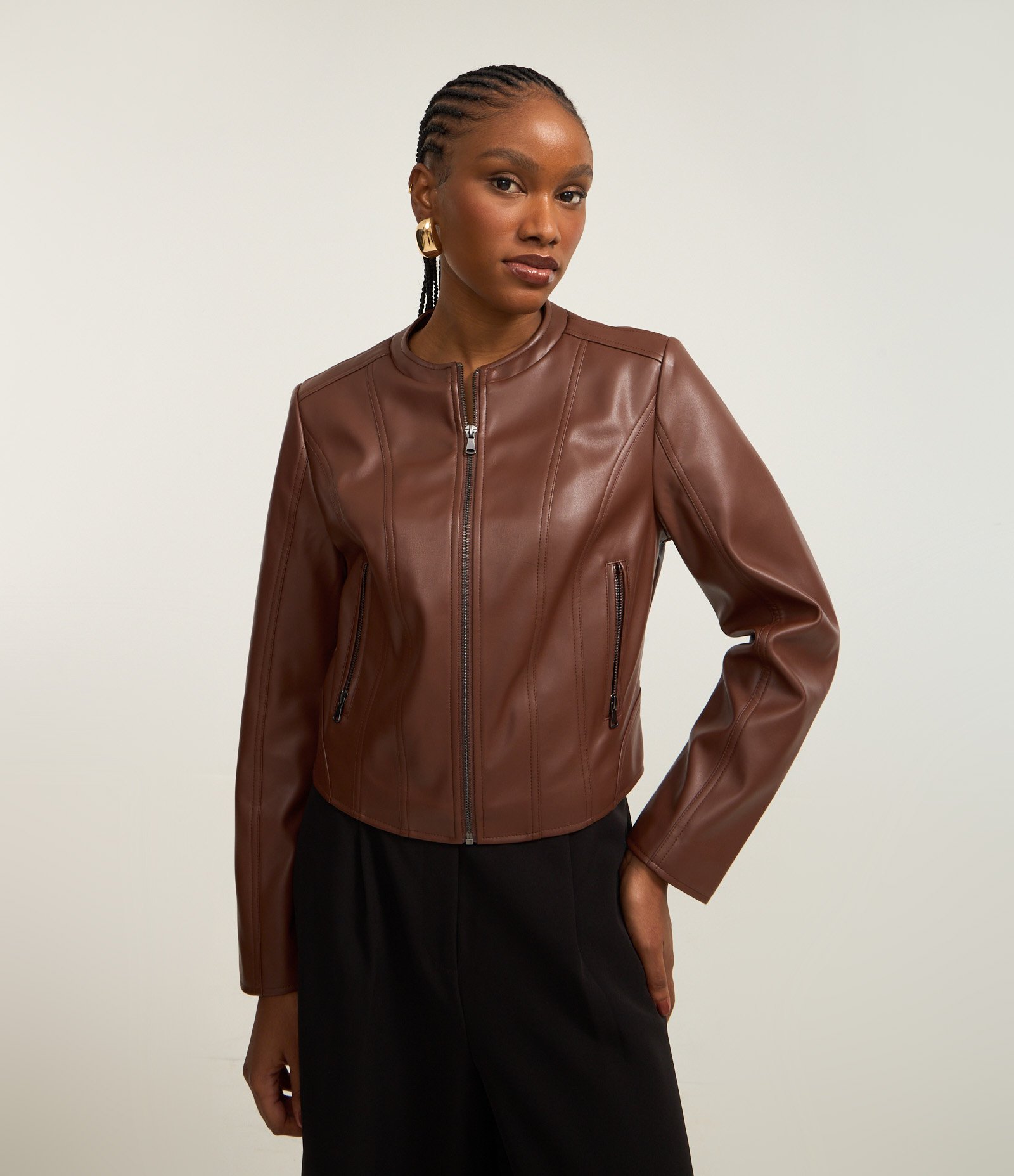 Jaqueta Básica em Pu com Zíper Tratorado Marrom 1