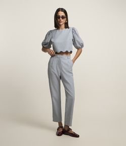 Calça com Estampa Xadrez e Detalhe de Pregas Lateral