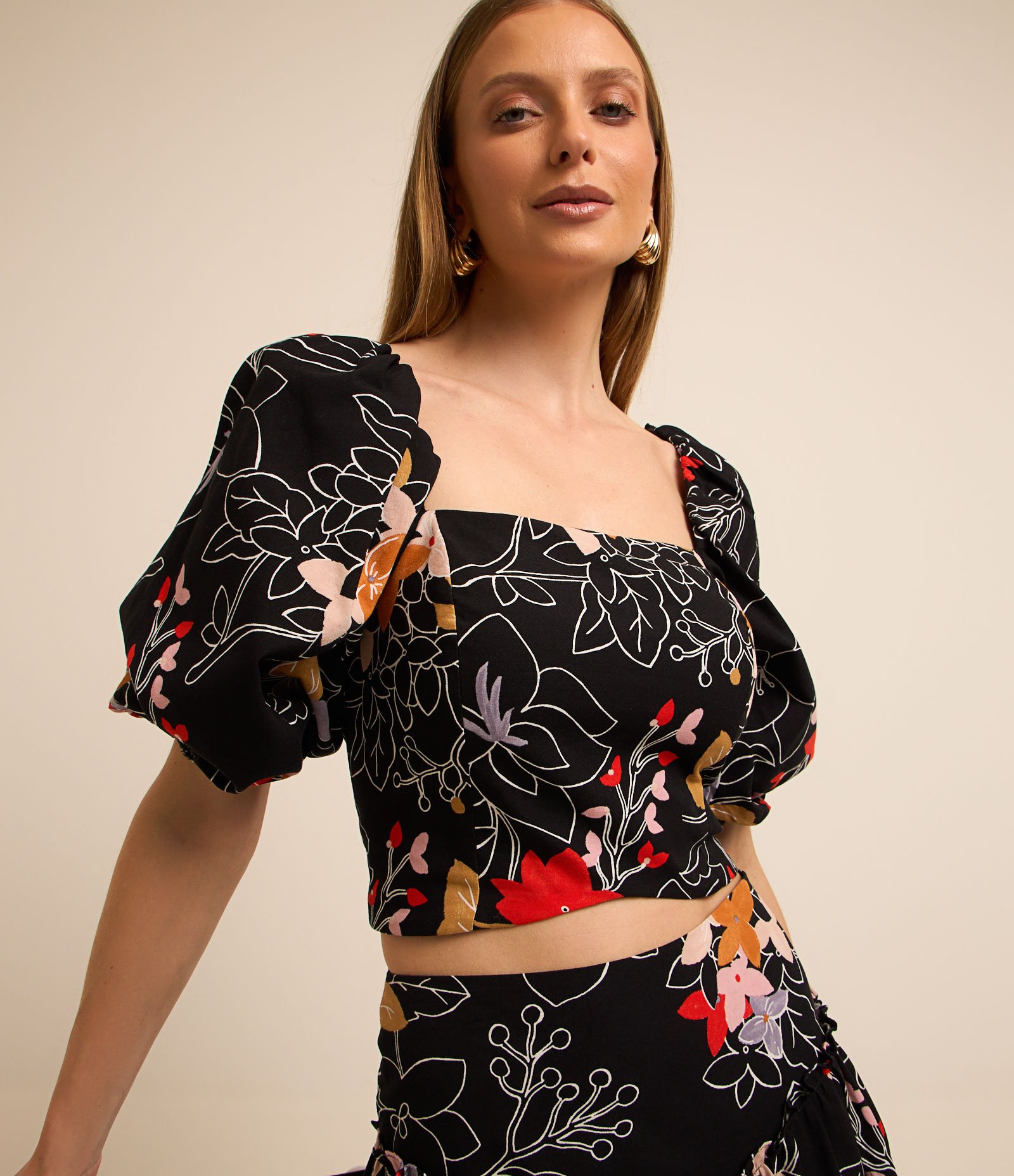 Blusa Cropped Manga Balonê em Tricoline com Flores Estampadas Preto 1