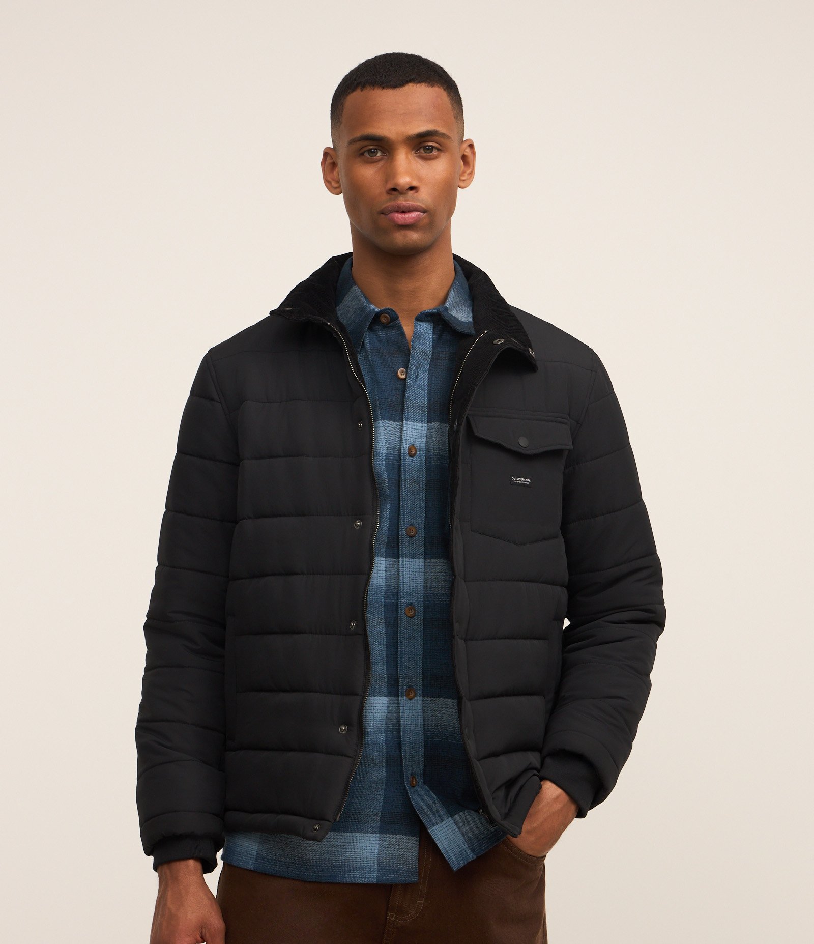 Jaqueta Puffer com Gola Alta Aveludada e Bolso Cargo Preto 1