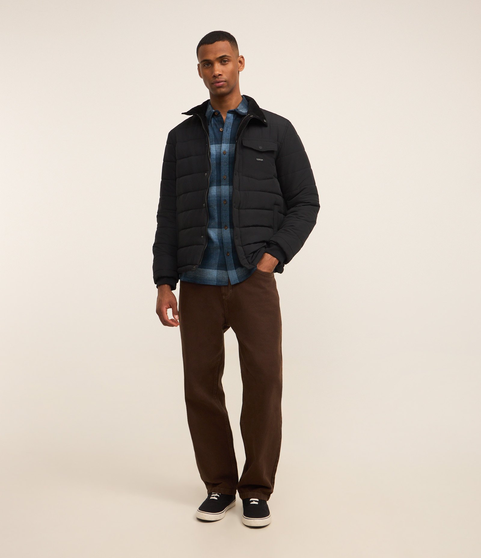 Jaqueta Puffer com Gola Alta Aveludada e Bolso Cargo Preto 2