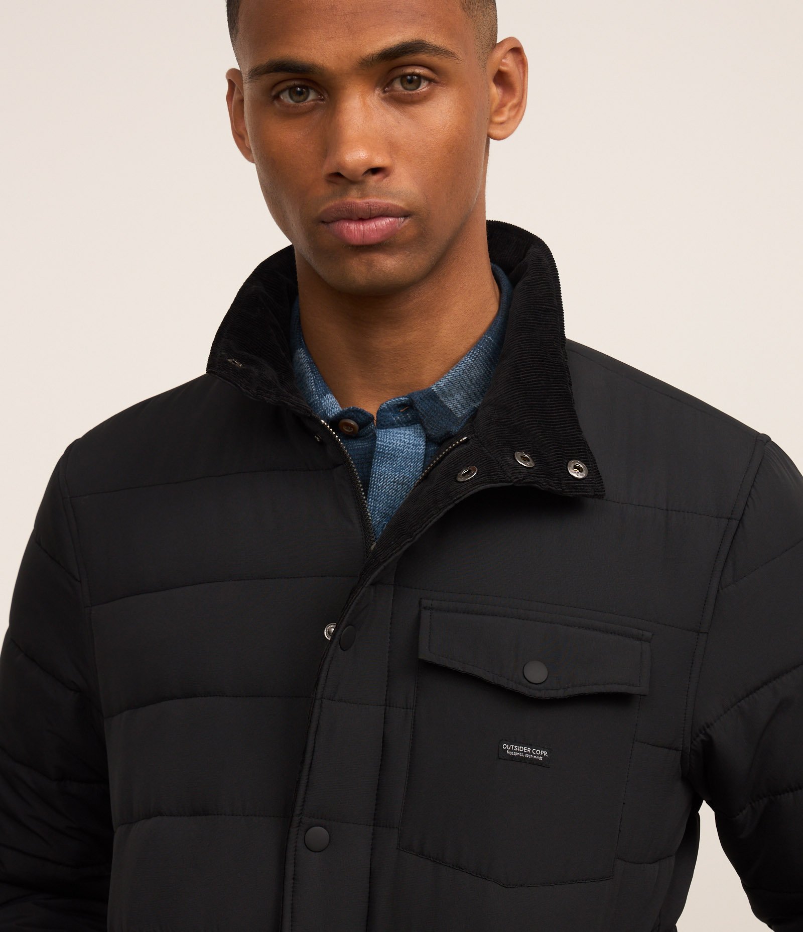 Jaqueta Puffer com Gola Alta Aveludada e Bolso Cargo Preto 4