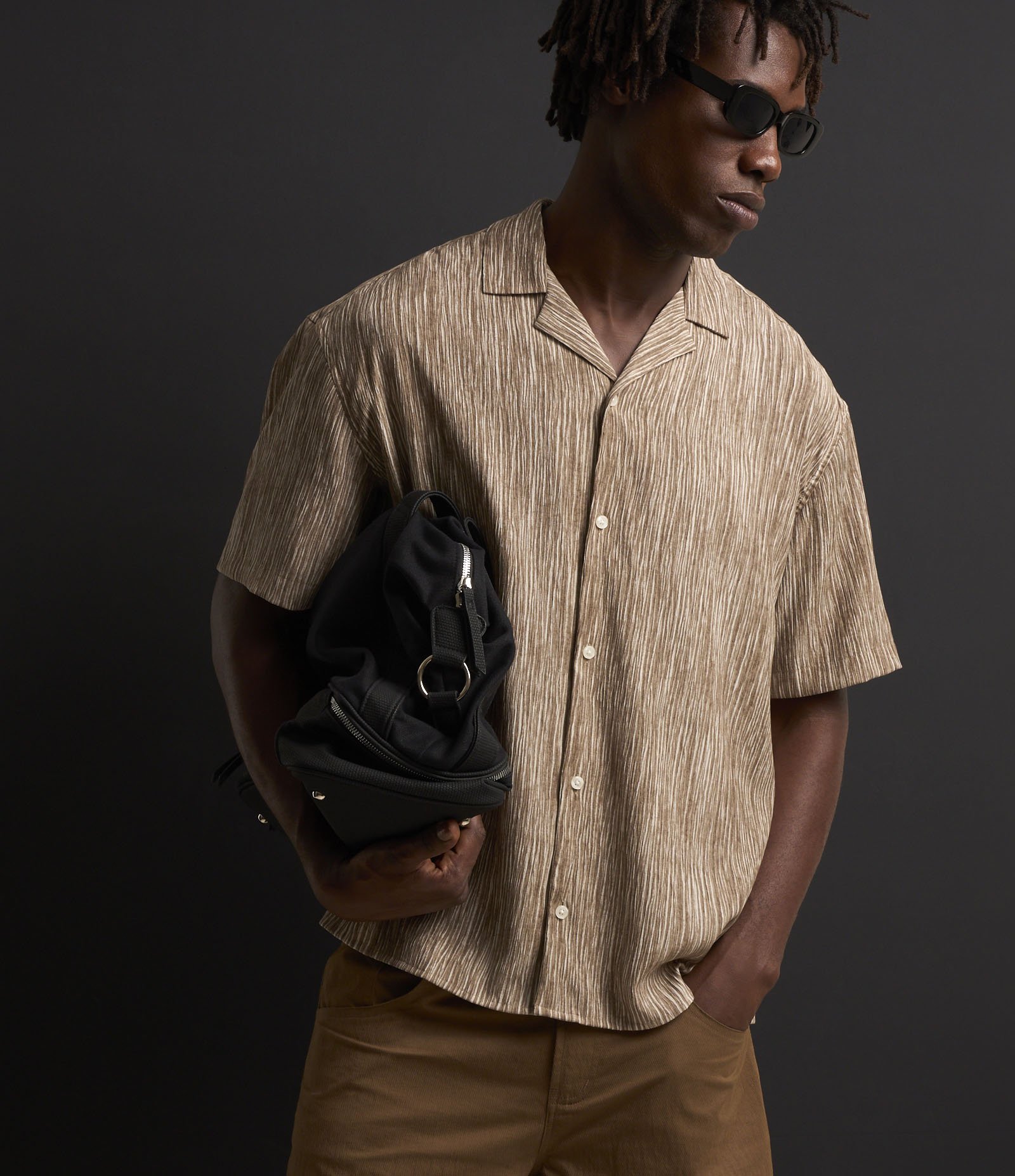 Camisa Boxy em Ana Ruga Estampado com Linhas Abstratas Marrom 7