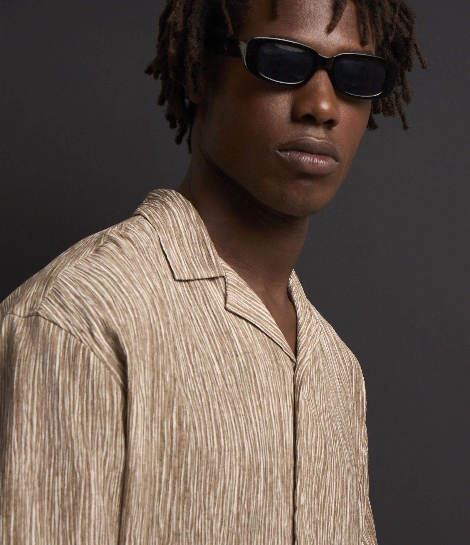 Camisa Boxy em Ana Ruga Estampado com Linhas Abstratas Marrom 8