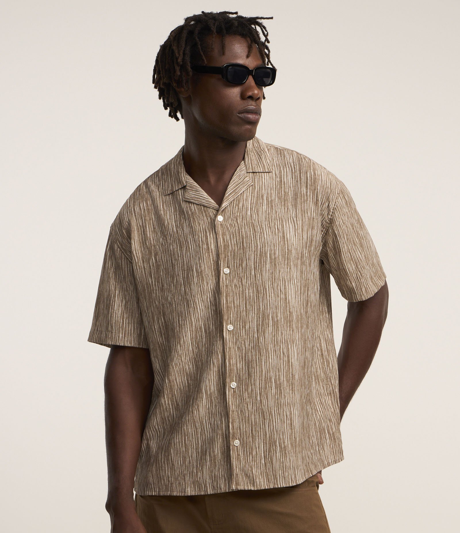 Camisa Boxy em Ana Ruga Estampado com Linhas Abstratas Marrom 1