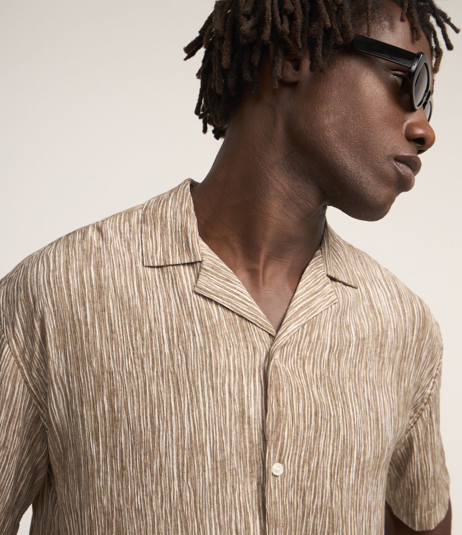 Camisa Boxy em Ana Ruga Estampado com Linhas Abstratas Marrom 3