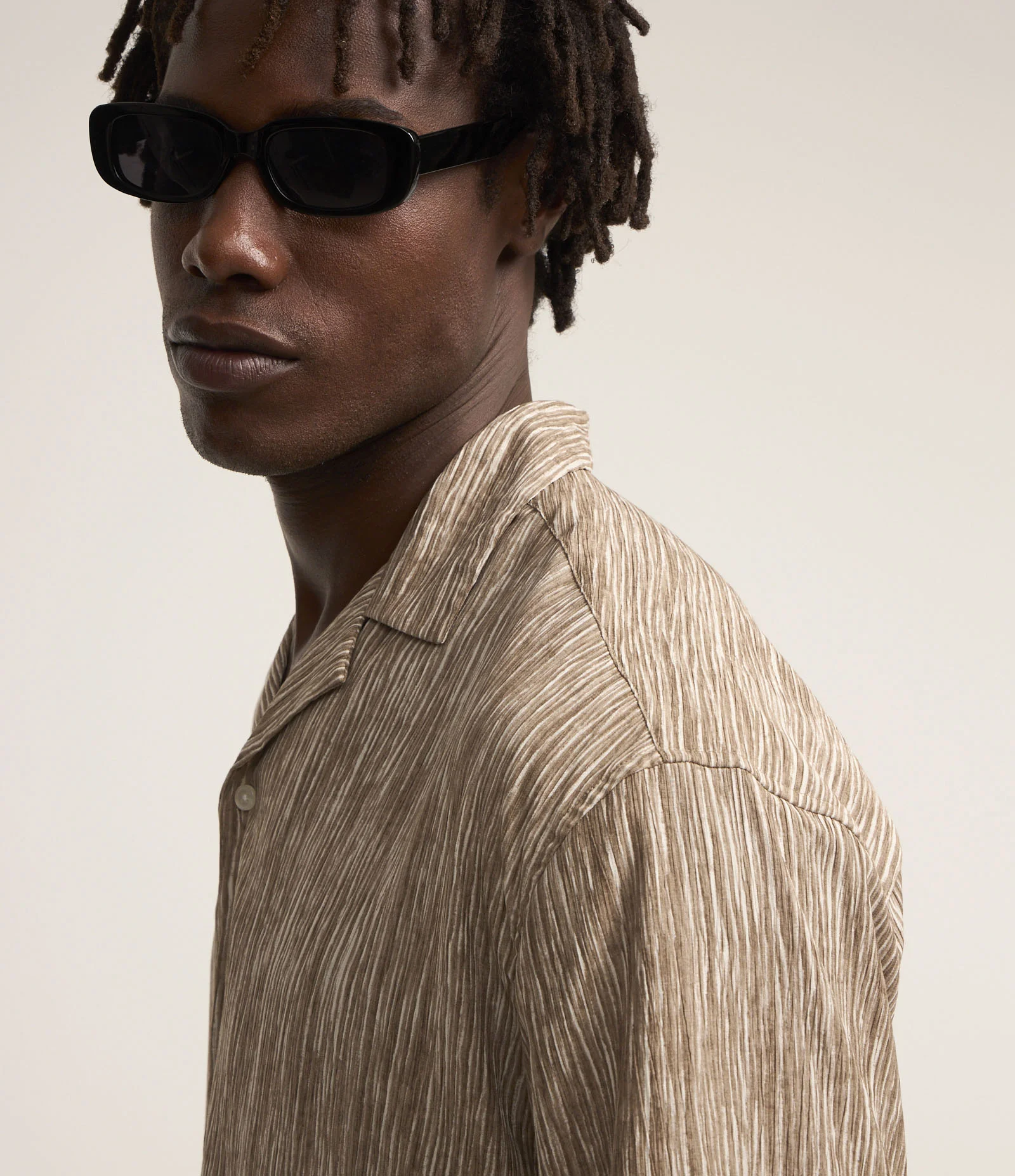 Camisa Boxy em Ana Ruga Estampado com Linhas Abstratas Marrom 4