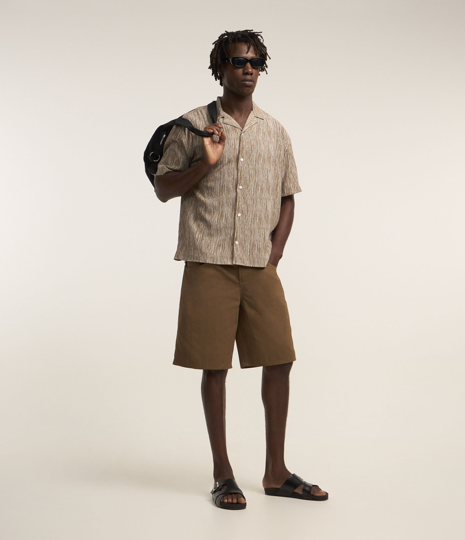 Camisa Boxy em Ana Ruga Estampado com Linhas Abstratas Marrom 5