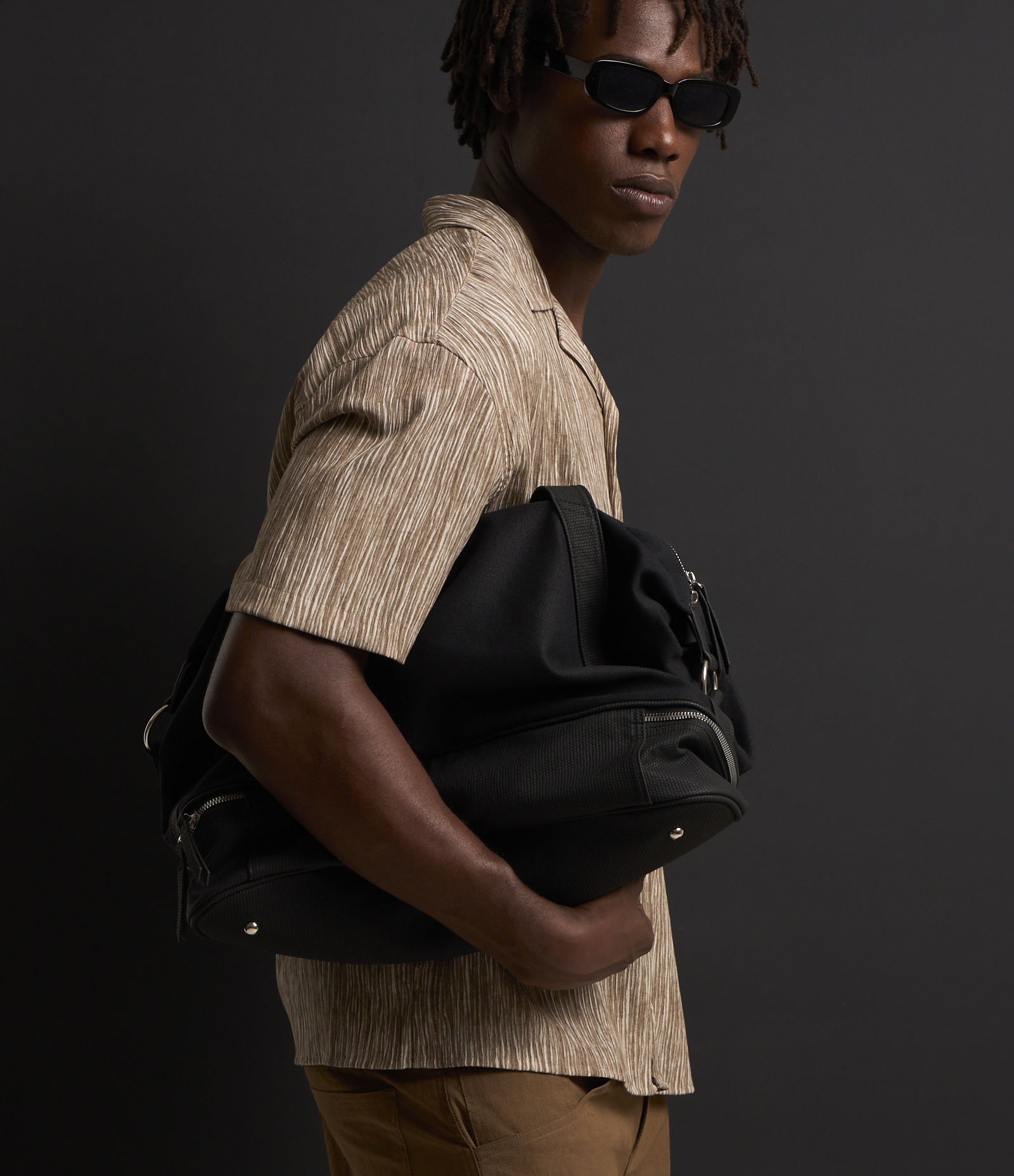 Camisa Boxy em Ana Ruga Estampado com Linhas Abstratas Marrom 6