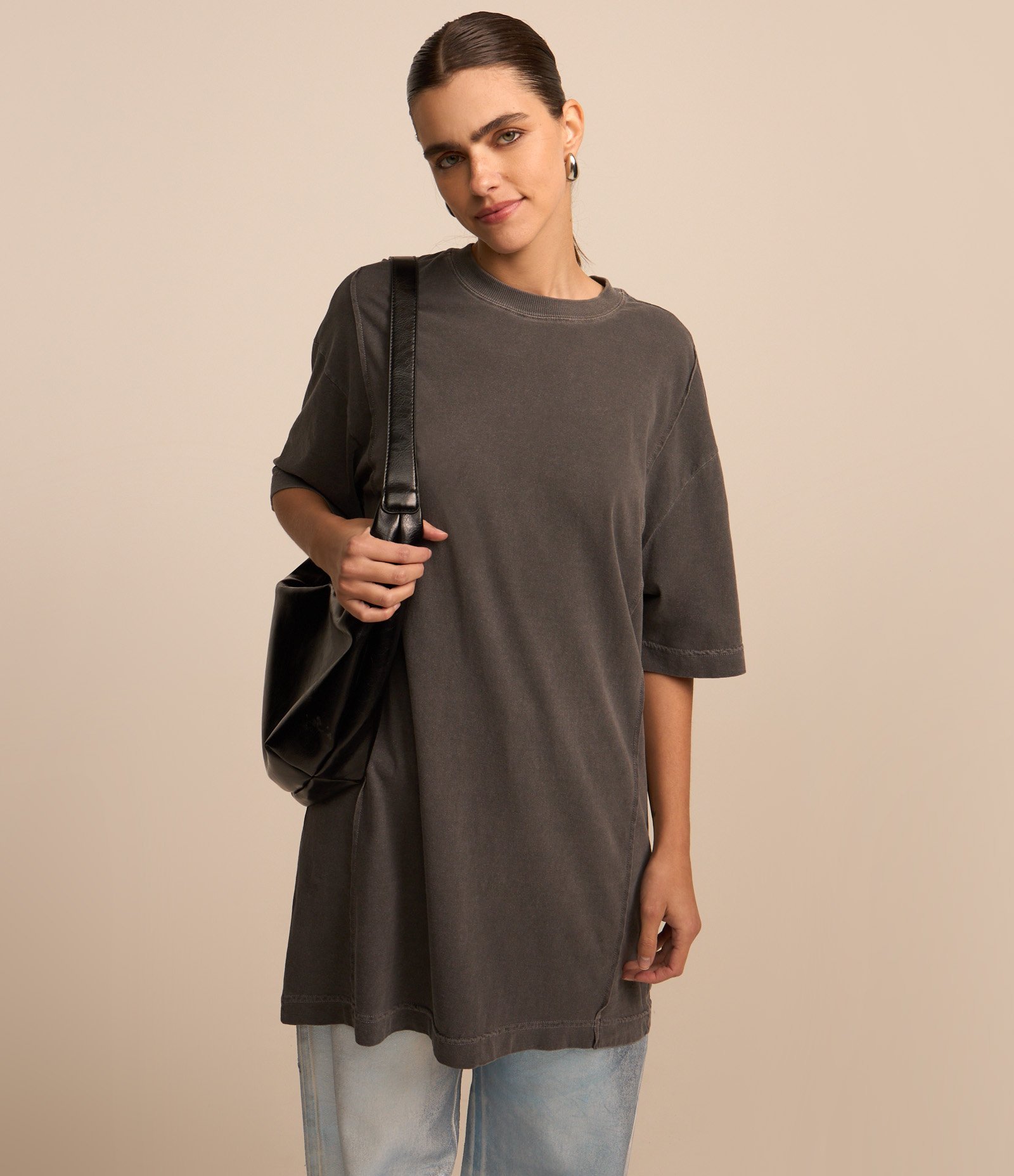 Camiseta Over em Algodão Estonado e com Frisos Frontais Preto 1