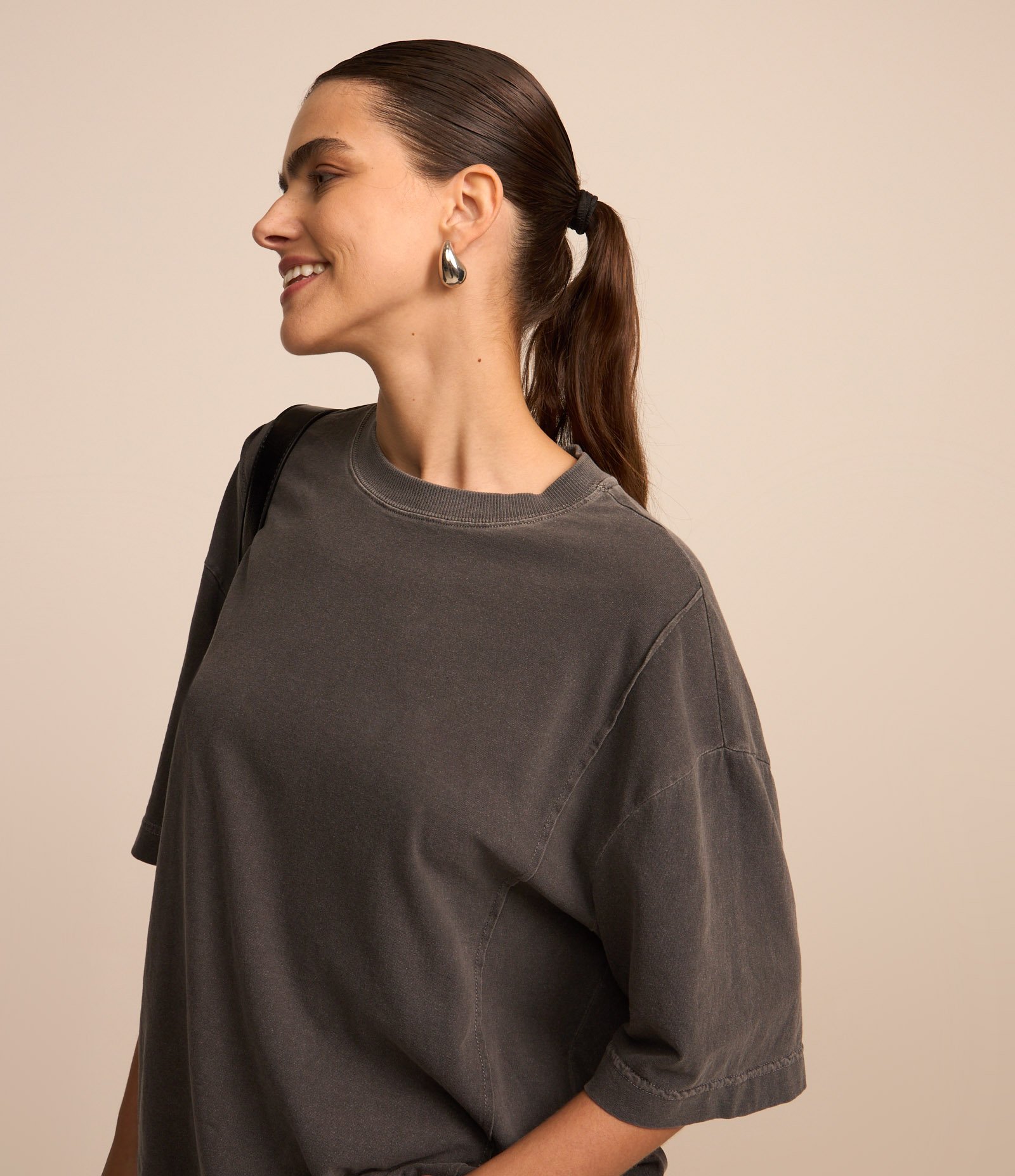 Camiseta Over em Algodão Estonado e com Frisos Frontais Preto 3