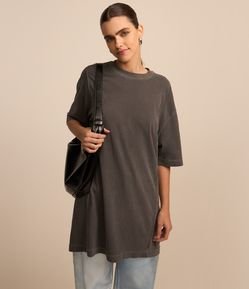 Camiseta Over em Algodão Estonado e com Frisos Frontais