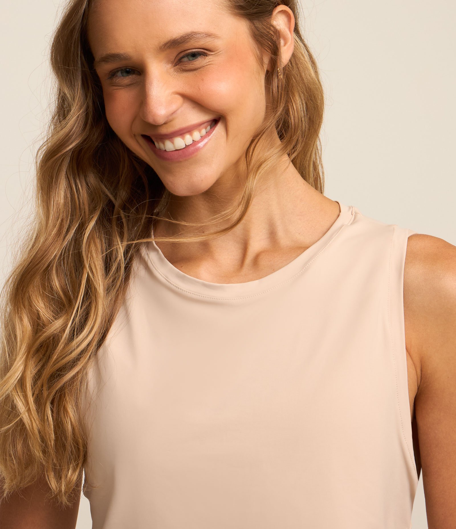 Regata Cropped Esportiva em Poliamida Bege 3