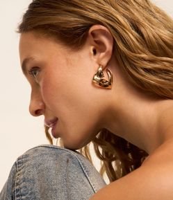 Argola de Coração Vazado Orgânico em Metal