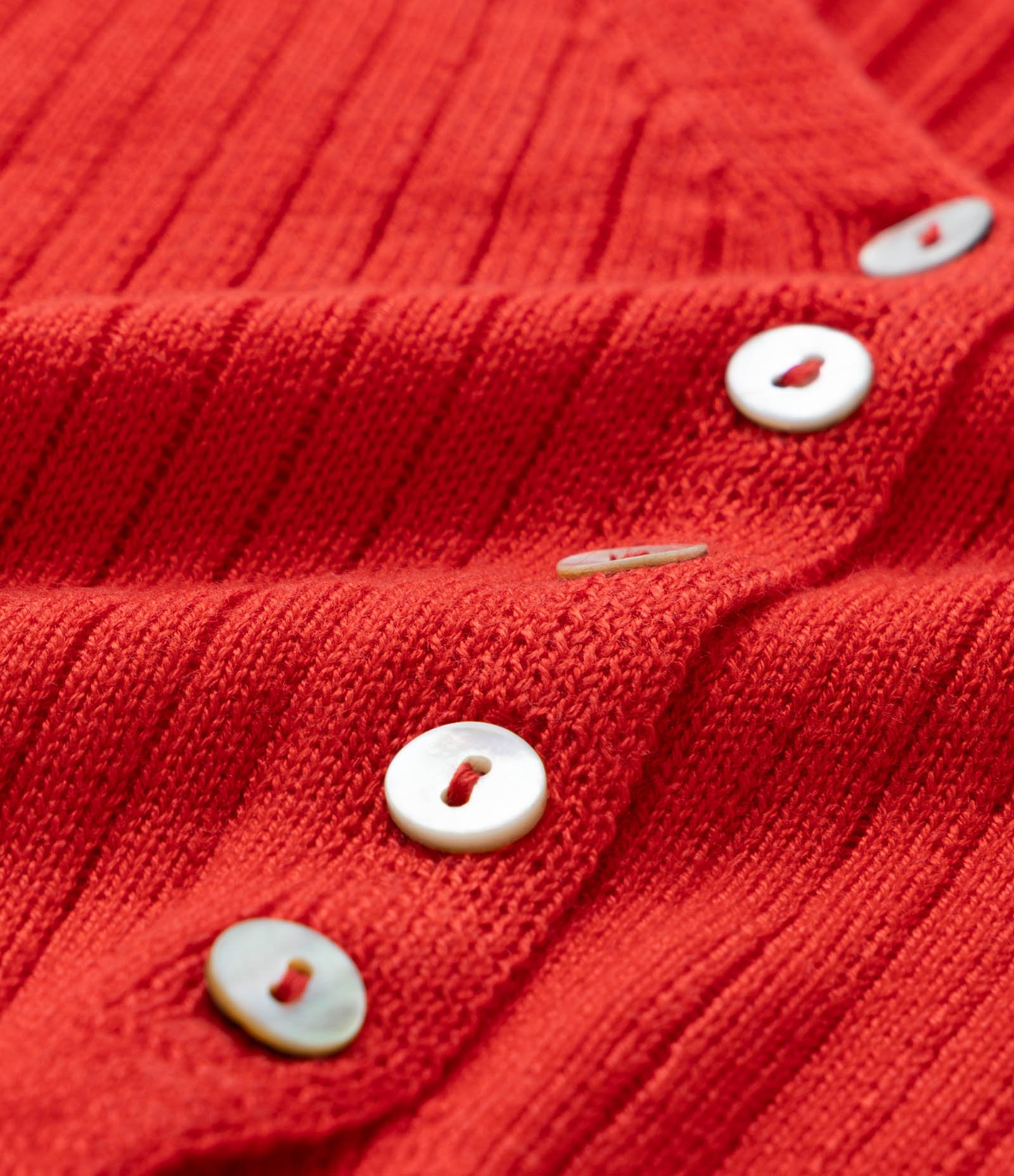 Colete em Tricô com Botões Contrastantes Curve & Plus Size Vermelho 6