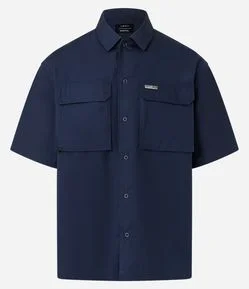 Camisa Boxy em Tricoline com Bolsos Cargo e Etiqueta