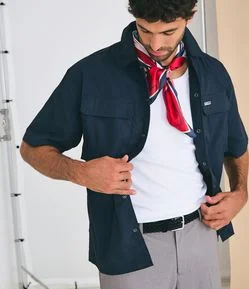 Camisa Boxy em Tricoline com Bolsos Cargo e Etiqueta