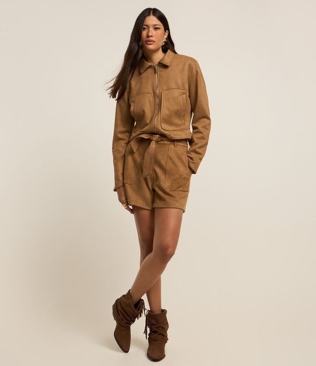 Short Clochard em Suedine com Cinto e Bolsos Aplicados