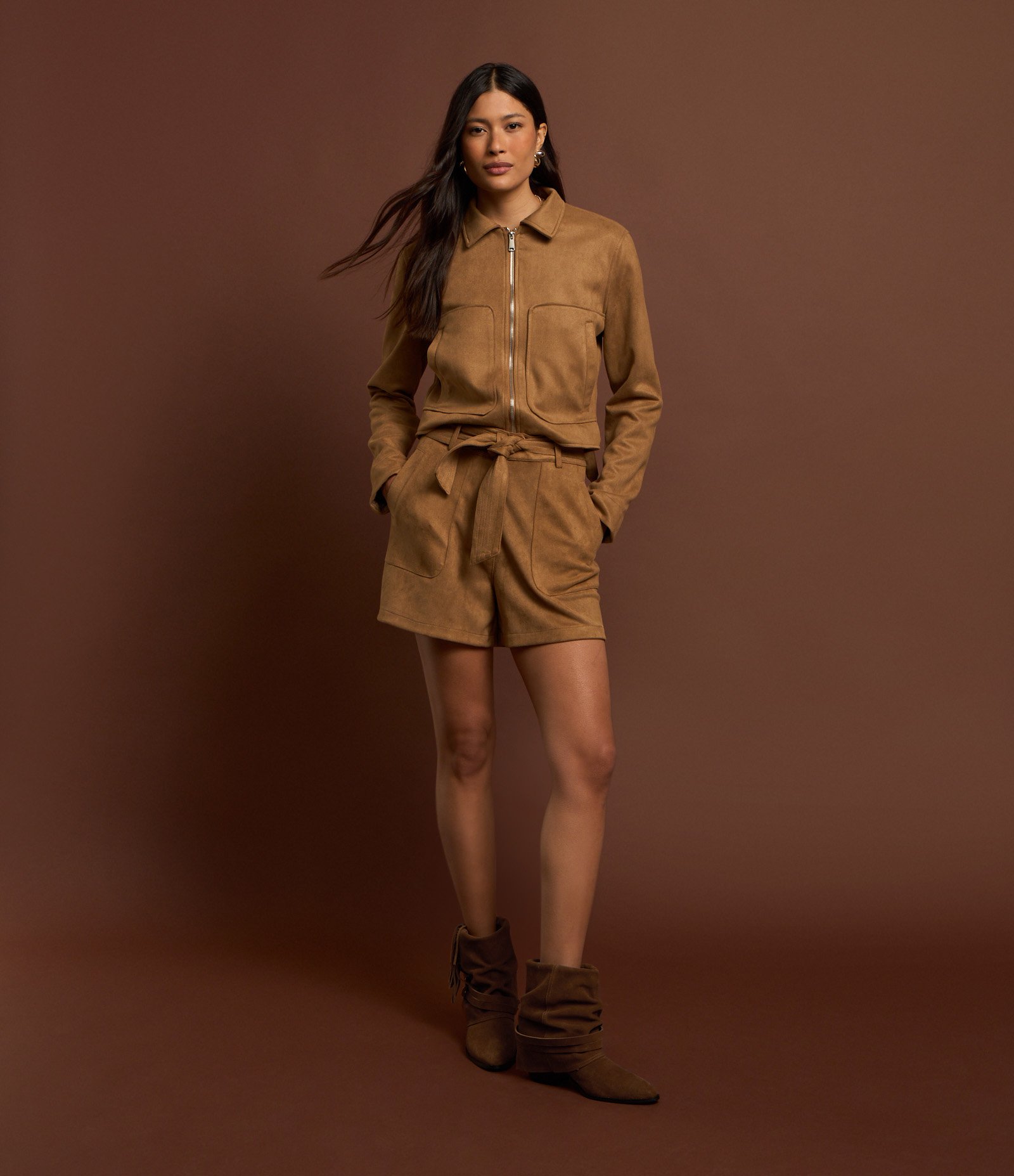 Short Clochard em Suedine com Cinto e Bolsos Aplicados Marrom 4