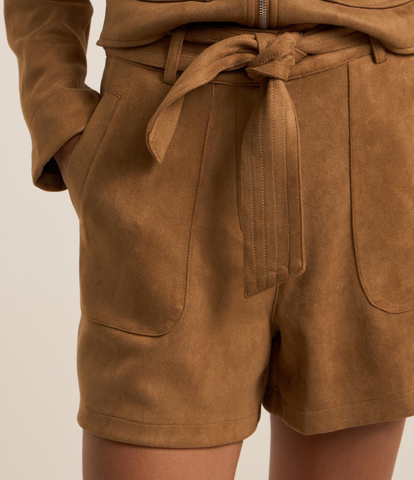Short Clochard em Suedine com Cinto e Bolsos Aplicados Marrom 3